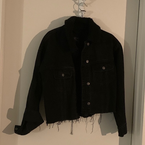 Cropped Black Denim Jacket with Sherpa Collar - Picture 2 of 2